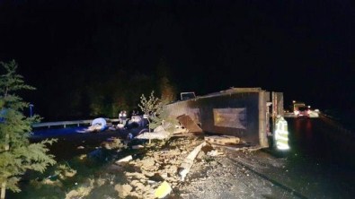 D-655 Karayolunda Tır Devrildi. 1 Ölü