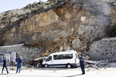 Gümüşhane'de Kayalar Park Halindeki Aracın Üzerine Düştü