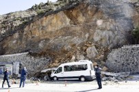 BAHAR YAĞMURLARI - Gümüşhane'de Kayalar Park Halindeki Aracın Üzerine Düştü