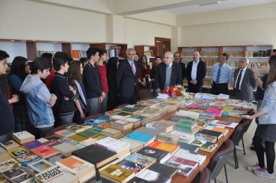 Hazinesini Okula Bağışladı