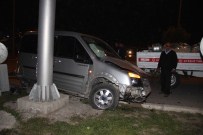 Kapalı Kasa Kamyonet, Tüp Yüklü Kamyonetle Çarpıştı Açıklaması 1 Yaralı