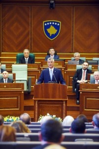 Kosova'nın 5. Cumhurbaşkanı Yemin Etti, Muhalefet Meclis Camını Kırdı