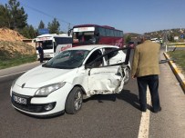 Uşak'ta Kaza, Otomobille Çarpışan Midibüs Yoldan Çıktı