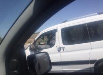 Araç Kullanırken İki Ayağını Birden Camdan Çıkardı