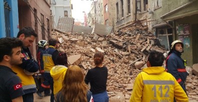 Beyoğlu'nda 5 Katlı Bir Bina Yerle Bir Oldu
