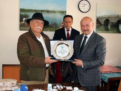 Ertuğrul'dan İşadamı Dizdar'a Plaket