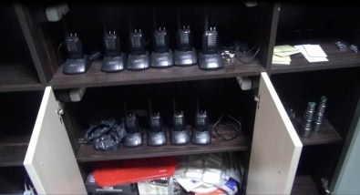 Fetö/ Pdy Operasyonunda Dolaba Gizlenmiş 10 Adet Telsiz Ele Geçirildi