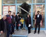 SIYAH ÇELENK - Gümüşhane'de Ulusal Market Kapısına Siyah Çelenk