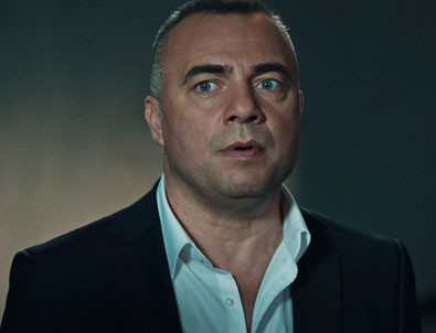 Oktay Kaynarca gazetecinin ayağını ezdi