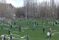 MAVI KAR - Pasinler'de Çocuklar Uçurtma Şenliğinde Gönüllerince Eğlendiler