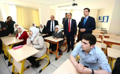 Avustralya Büyükelçisi Larsen, Bağcılar'daki Suriye Okulunu Ziyaret Etti