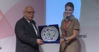 Bakan Avcı Gülben Ergen'e Teşekkür Plaketi Verdi