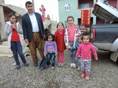 Derecik Belediyesi Yüksekova'dan Beldeye Göç Eden Tüm Ailelerin Kira Ve Gıda Masraflarını Karşılıyor