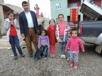 DERECIK - Derecik Belediyesi Yüksekova'dan Beldeye Göç Eden Tüm Ailelerin Kira Ve Gıda Masraflarını Karşılıyor