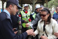 KIRMIZI GÜL - Görme Engelliler Polisleri Unutmadı