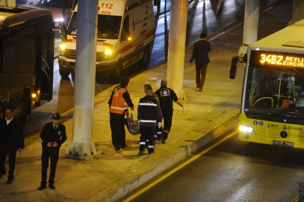Zabıtadan kaçarken metrobüsün altında can verdi
