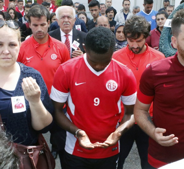 Antalyaspor'un Genç Oyuncusu Gözyaşları İçinde Uğurlandı