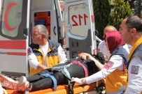 İSLAMOĞLU - Bisikletli Gençler, Özel Halk Otobüsüyle Çarpıştı Açıklaması 2 Yaralı