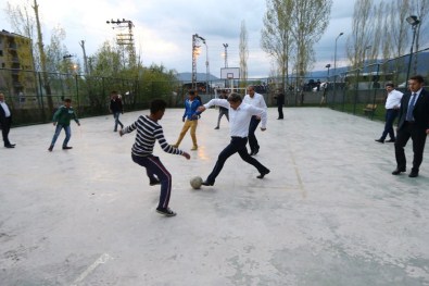 Davutoğlu Çocuklarla Futbol Oynadı