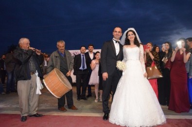 Doktor Çift Dünya Evine Girdi