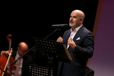 Necipoğlu'ndan İlahilerle Duygulandıran Gece