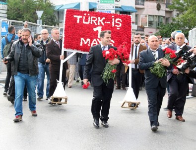 Türk-İş Taksim'e Çelenk Bıraktı