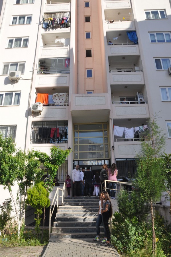 Eşiyle bastığı adamı öldürdü!