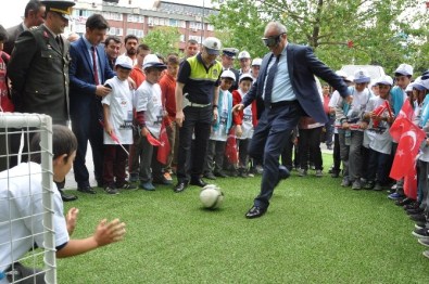 Alkollü Hissi Veren Gözlükle Topa Vurmaya Çalıştılar