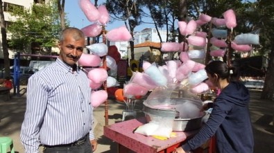 Burhaniyeli Demirel Ailesi 25 Senedir Pamuk Şeker Yapıyor