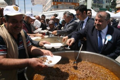 Sivas Vakıflar Bölge Müdürlüğü Yozgat'ta Vatandaşa Vakıf Yemeği İkram Etti