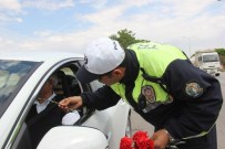 GAZIANTEP EMNIYET MÜDÜRLÜĞÜ - Trafik Polisleri Sürücülere Karanfil Dağıttı