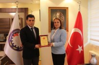 İŞ KADINI - Yılın İş Kadını Ödülünü Ankara'da Aldı