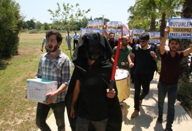 AÜ'de 'Darth Vader'li Bütünleme Eylemi