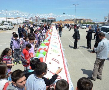 Azerbaycan'ın Efsanevi Lideri Aliyev İçin 93 Metre Uzunluğunda Yaş Pasta Kesildi