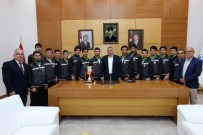 SAKARYASPOR - Başkan Toçoğlu Sakaryaspor U-19 Takımını Ağırladı