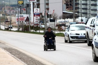 Engellilerin Sesini Duyurabilmek İçin Tekerlekli Sandalyesiyle 23 Kilometre Yol Kat Etti