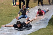 SU KAYAĞI - Öğrenciler Su Savaşı Yaptı