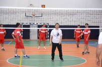 ENGELLİ EĞİTİM MERKEZİ - Protokol Üyeleri Engellilerle Voleybol Maçında Buluştu