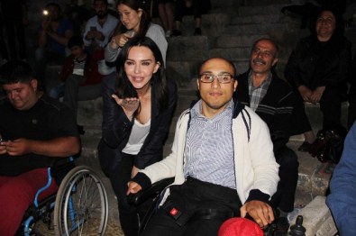 Ünlü İsimler Engelliler İçin Bir Araya Geldi
