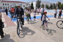 SADETTIN YÜCEL - Vali Ve İl Emniyet Müdürü Çocuklarla Bisiklete Bindi