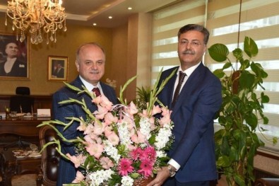 Adana Vakıflar Bölge Müdürü Kafes'ten Vali Çacak'a Ziyaret