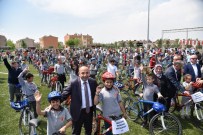 Başkan Üzülmez, 297 Öğrenciye Bisiklet Dağıttı