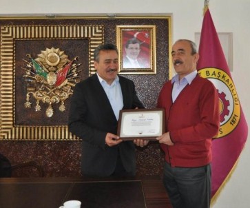 Kızılay'dan Başkan Tutal'a Teşekkür Plaketi