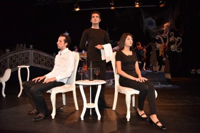 Orhan Veli'yle Git Gidebildiğin Yere' Oyunu Seyirci İle Buluşuyor