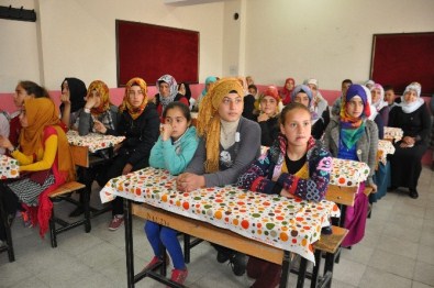 Anne Ve Kızlar Aynı Sırada Eğitim Görüyor