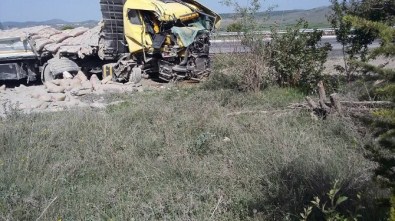 Sandıklı'da Tır Yoldan Çıktı