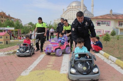 Elazığ'da Anaokulu Öğrencilerine Uygulamalı Trafik Eğitimi Verildi