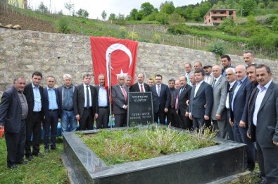 Eski Milletvekili Mustafa Cumur Mezarı Başında Dualarla Anıldı