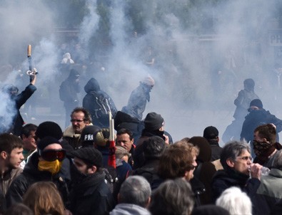 Fransa'da gösteriler sürüyor