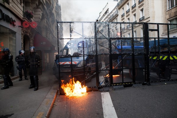 Fransa'da gösteriler sürüyor